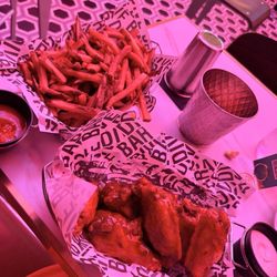 Dive Bar BK - Sweet chilli wings and fries
