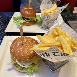 Svenjas Diner - Cheeseburger and deer burger with fries