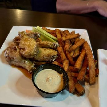 Flowing Tide Pub 4 - Bourbon chicken wings - Sports Bars Near Me - Sparks, Nevada