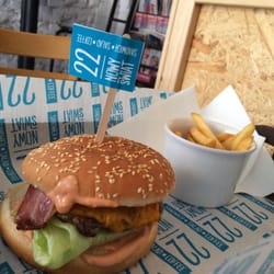 22 Bistro & Burger - Wolski Cwaniak - wołowina, ser, bekon, salata lodowa, cebula, ogórek konserwowy, pomidor, sos tysiaca wysp. 22 zł
