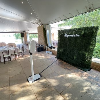Chicago Botanic Garden - Wedding tent with Photo Booth - Botanical Gardens Near Me - Glencoe, Illinois