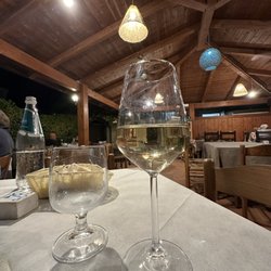 Il Paguro - Glass of white wine