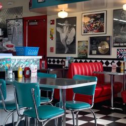 Gunther Toody's - Various seating options