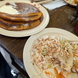 Platanos y Pupusas frijol con queso