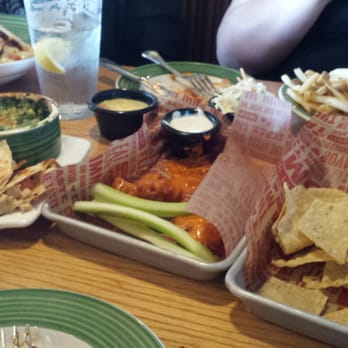 Applebee's Grill + Bar - Sampler appetizer, buffalo wings, chips - American Near Me - Corona, California