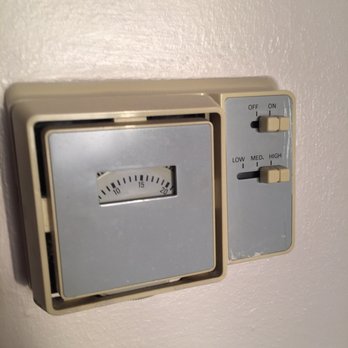 Hyatt Regency Paris - Charles de Gaulle - Old thermostat that barely worked. - Hotels Near Me - Roissy, 75