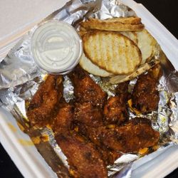 Fässer - Spicy Garlic Wings! With crinkle cut potato "chips".