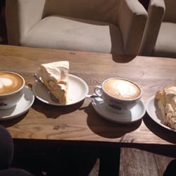Chai latte zielone i białe a do tego bezy- Mirabelka i wiśnia:) mniam!!!