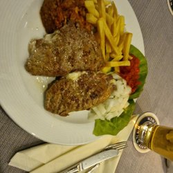 Bei Onkel Ivo - Puszta Teller. Mit Käse gefülltes Schweinefilet. Sakat gabs vorher.
