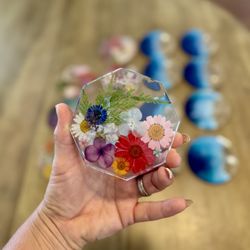 Yulia Maui Art - Casting real dry flowers in the coaster!