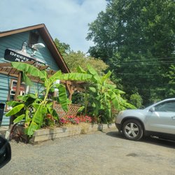 Breezy Point Market - Outside