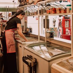 I Scream Ice Cream - We've got the best ice cream, milkshakes, malts, sundaes, banana splits, vegan ice cream, fun, hot dogs, kid friendly toys, and games!