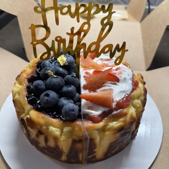 Seremi - Berries en Duo Burnt Cheesecake - Desserts Near Me Seremi - Berries en Duo Burnt Cheesecake - Desserts Near Me