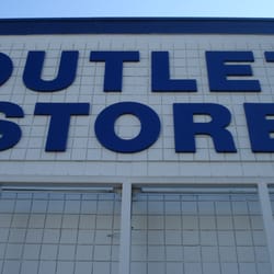Side door and entrance to the outlet