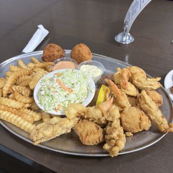 Schooner's Seafood House - Seafood Platter oysters, scallops shrimp, drum and a crab cake - Seafood Near Me - Saint Augustine, Florida