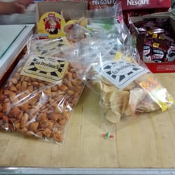 La Providencia Panadería y Repostería - También tienen sus lineas de charritos y papas