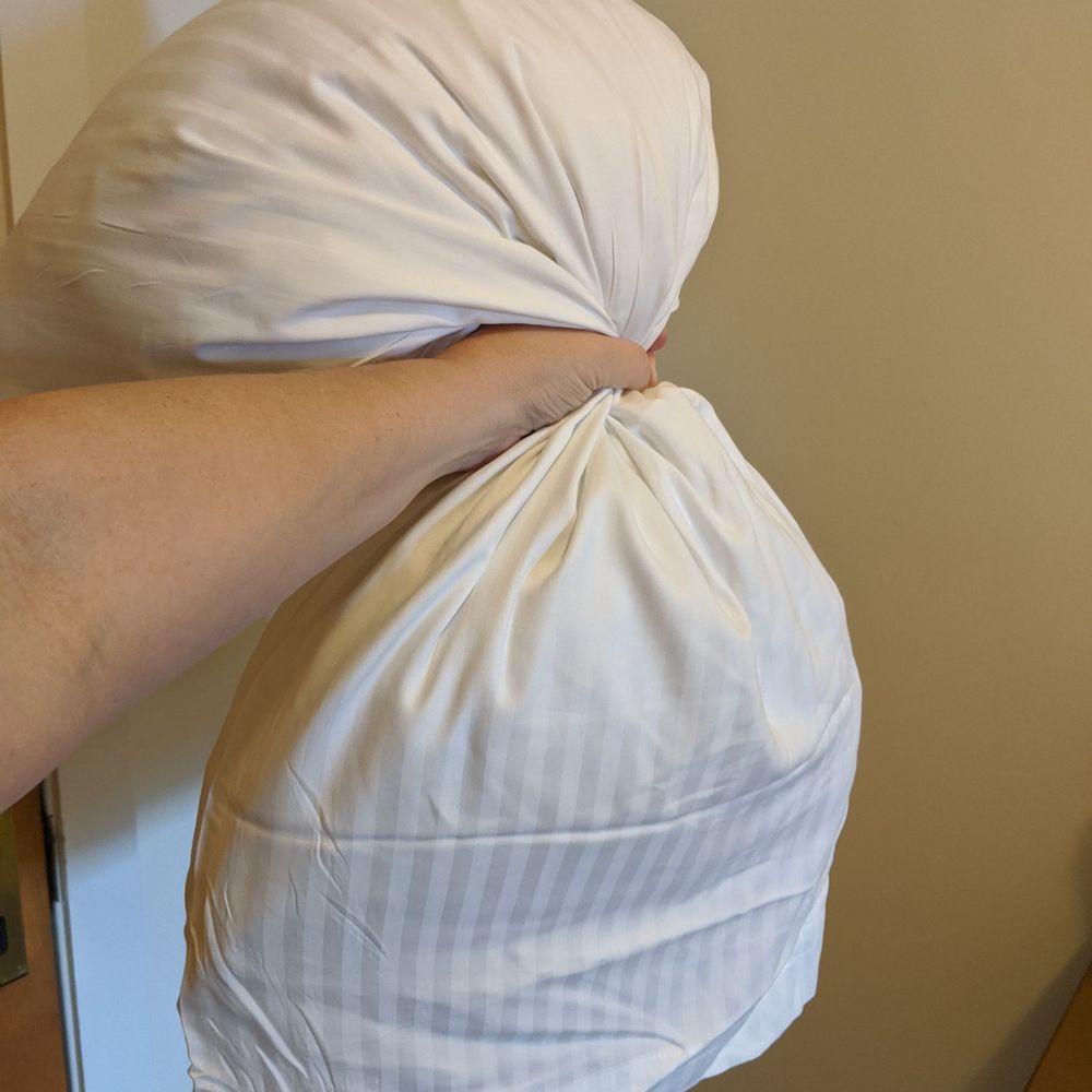 The Inn At Glenora Wine Cellars - This is a pillow? These 4 pillows were so unbelievably uncomfortable I couldn't use them. Use the one we had in the car - Hotels Near Me - Dundee, New York