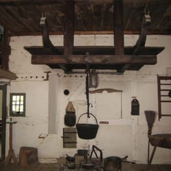 Freilichtmuseum - offene Feuerstelle mit Familientopf