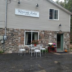 Riverside Lodge - Exterior and main entrance, plenty of parking