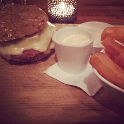 Zurich - Wagyu burger met patatjes en rettich. Lekker hoor.
