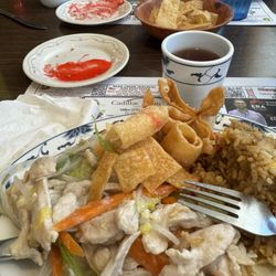 House of Hunan - Chicken chow mein (bottom) Shrimp with Lobster sauce (top) Hot Tea Crispy Noodles