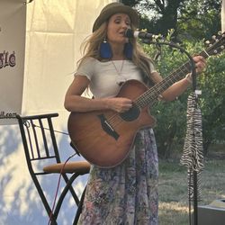 Majestic Farms Blueberries - Wonderful talented Sparrow Wren