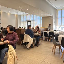 Vintage Garden - Clean and spacious dining room, can accommodate a few large groups. Other tables are good for 4 people ish
