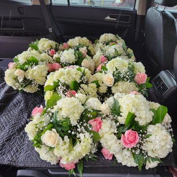 Lupita's Flowers - Amazing and beautiful flower centerpieces - Florists Near Me - Los Angeles, California Lupita's Flowers - Amazing and beautiful flower centerpieces - Florists Near Me - Los Angeles, California