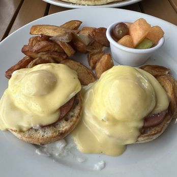 Peach Valley Cafè - Eggs Benedict - Breakfast & Brunch Near Me - Heathrow, Florida