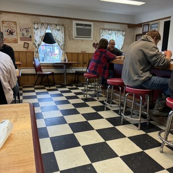 Whitney Point Country Kitchen - diners sitting at the bar - American Near Me - Whitney Point, New York Whitney Point Country Kitchen - diners sitting at the bar - American Near Me - Whitney Point, New York