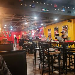 Z's Pizza & Diner - Fairly spacious interior