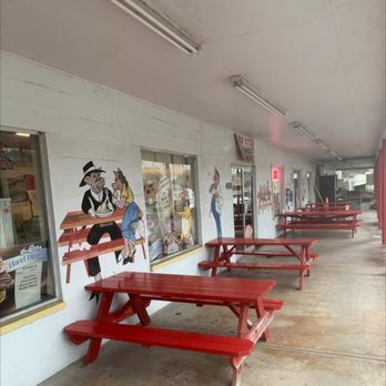 Smokin' Joe's BBQ - Front eating area - Barbeque Near Me - Bowling Green, Florida