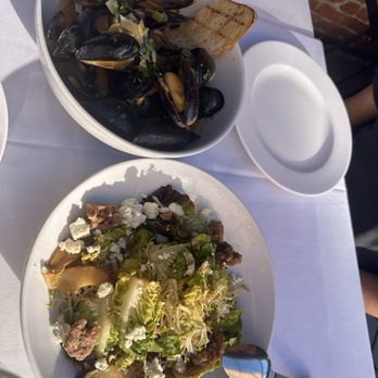 Cafe Santorini - Mussels and pear/walnut salad - Italian Near Me - Pasadena, California Cafe Santorini - Mussels and pear/walnut salad - Italian Near Me - Pasadena, California