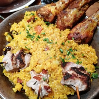 Finca - Paella "Del País" : mit Hähnchenschenkeln, Schweinefleisch, Chorizo und Gemüse - Spanish Near Me - Hanover, NI