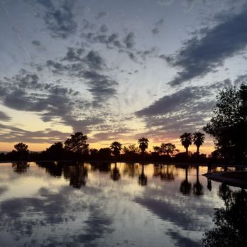 Granada Park - Upper lake at sunset. - Parks Near Me - Phoenix, Arizona