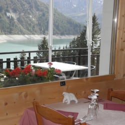Le chalet de Roselend - Belle salle de restaurant donnant sur un lac turquoise à 1600  m d'altitude