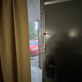 Quality Inn & Suites - Duct tape door/ window frame with binder clips. - Hotels Near Me - Horse Cave, Kentucky Quality Inn & Suites - Duct tape door/ window frame with binder clips. - Hotels Near Me - Horse Cave, Kentucky