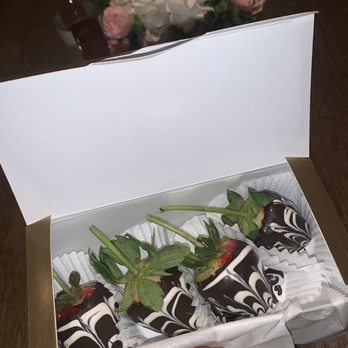 Schmid's of San Clemente - a box of strawberries - Chocolatiers & Shops Near Me - San Clemente, California