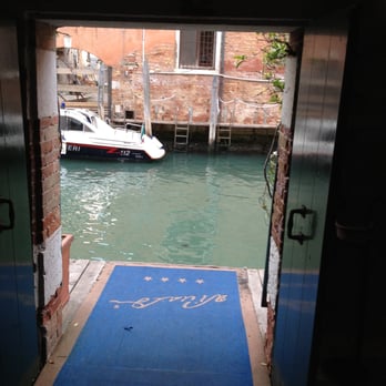 Locanda Vivaldi - Canal access for water taxis at Hotel Vivaldi - Hotels Near Me - Venezia, VE Locanda Vivaldi - Canal access for water taxis at Hotel Vivaldi - Hotels Near Me - Venezia, VE