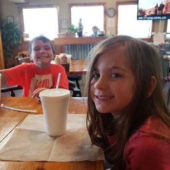 Mintos Bar & Grill - Waiting for our food, just enjoying the atmosphere! - Bars Near Me - Donalsonville, Georgia