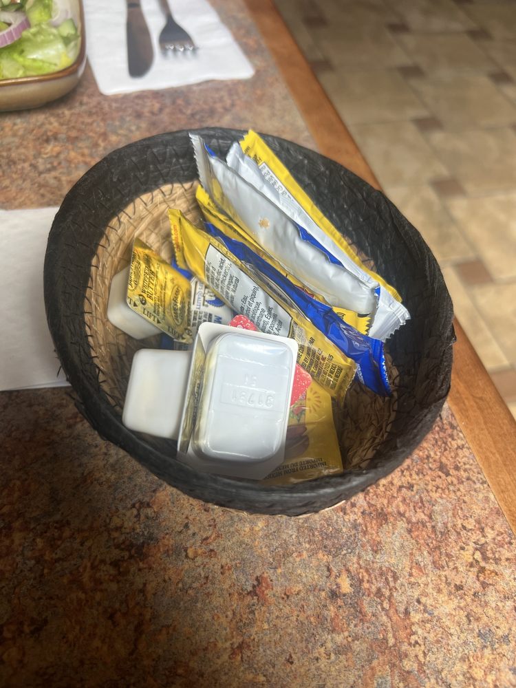 Yummy Treats Cafe Logo