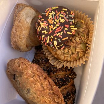 Bakers Bench - Fruikake croissant, roll, cookie, muffin, sprinkle brownie - Bakeries Near Me - Los Angeles, California Bakers Bench - Fruikake croissant, roll, cookie, muffin, sprinkle brownie - Bakeries Near Me - Los Angeles, California
