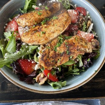 Noe’s Cafe - Strawberry Salad with grilled chicken. - Breakfast & Brunch Near Me - Spring, Texas