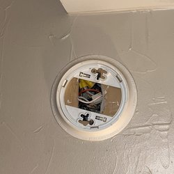 Fredericksburg Inn & Suites - Missing Smoke Detector