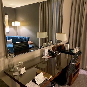London Heathrow Marriott Hotel - Cheapest water 8$, beer 5$. Crazy! - Hotels Near Me - Hayes, XGL