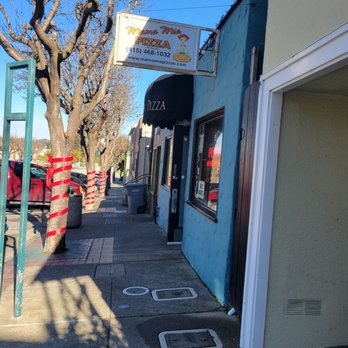 Mama Mia Pizza - the entrance to the restaurant - Pizza Near Me - Brisbane, California Mama Mia Pizza - the entrance to the restaurant - Pizza Near Me - Brisbane, California