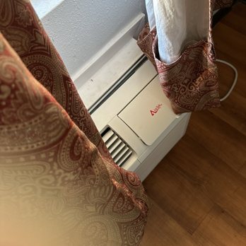 Motel 6 - Curtains barely hanging on the window and hemmed with pins! - Hotels Near Me - Shreveport, Louisiana