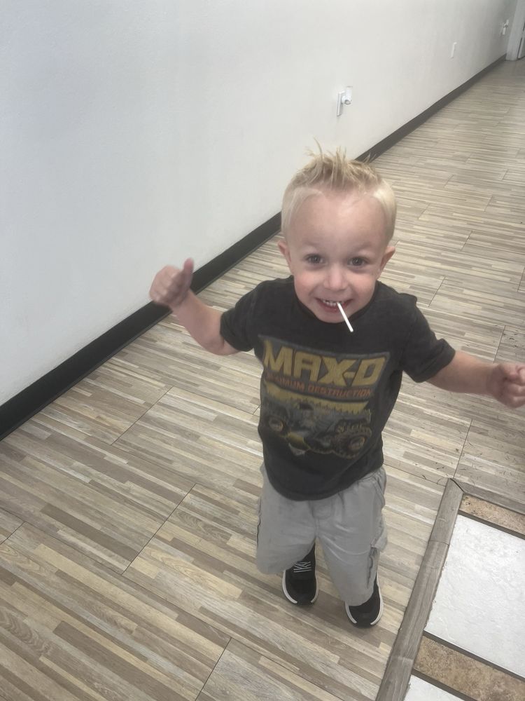 Sniggles & Giggles Kids Salon Logo