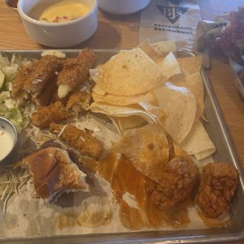 Bj's Restaurant & Brewhouse - Sampler - Breweries Near Me - Chandler, Arizona