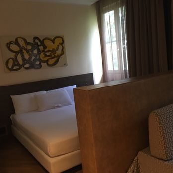 Hotel Villa Mercede - Bed and a half wall to divide the rest of the room - Hotels Near Me - Frascati, RM